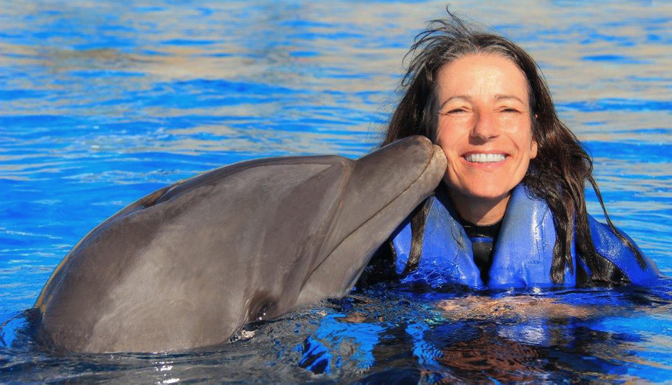 Brigitte Ashauer-Grof mit Delphin